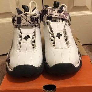 Air Penny IV LE 6.5y big kids, or 8 in women’s